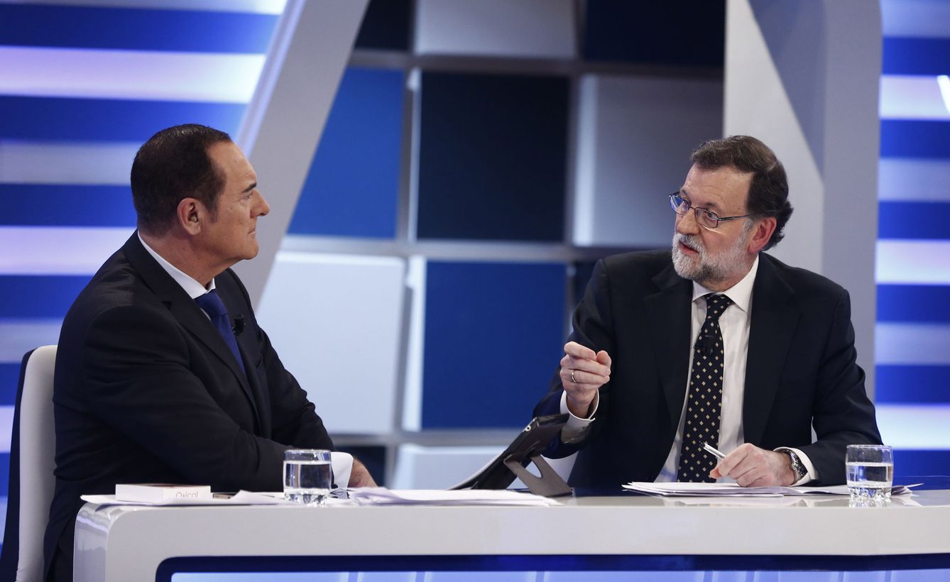Antonio Jiménez, presentador de 'El cascabel', entrevista al presidente del Gobierno en funciones. (EFE)