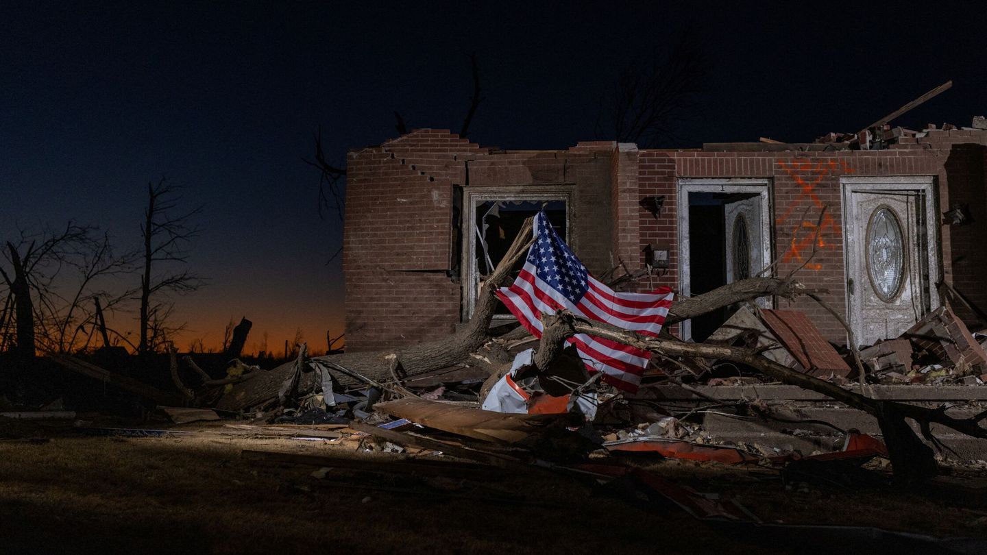 Escombros tras el paso de los tornados en Mayfield. (Reuters/Adrees Latif)