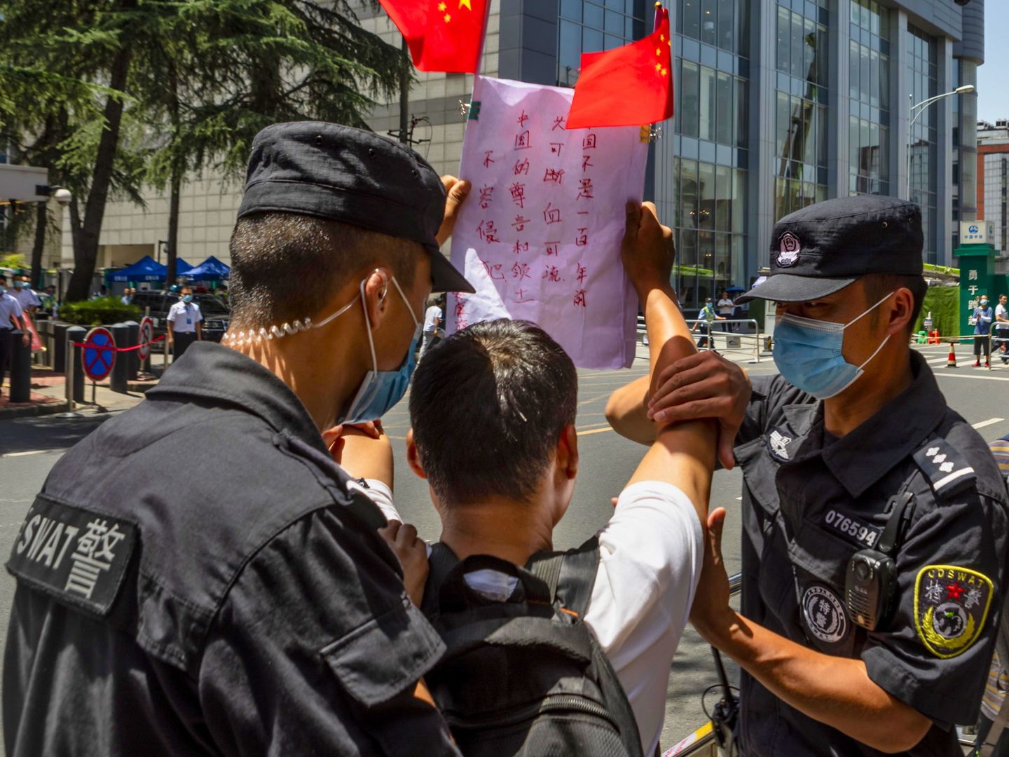 Detención de un manifestante que gritaba consignas a favor de China frente al edificio del consulado de EEUU en Chengdu (EFE)