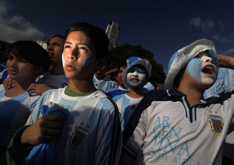 Foto: Hinchas de la selección argentina reaccionan en Buenos Aires durante el encuentro ante Alemania en los cuartos de final de la Copa del Mundo de 2010 (Reuters). 