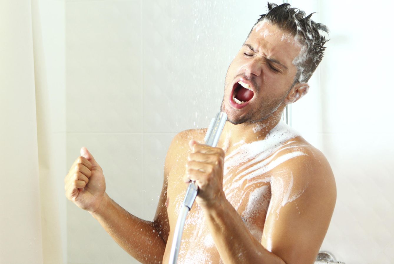 Si gozas la ducha cantándote un temazo, verás las facturas que te llegan. (iStock)