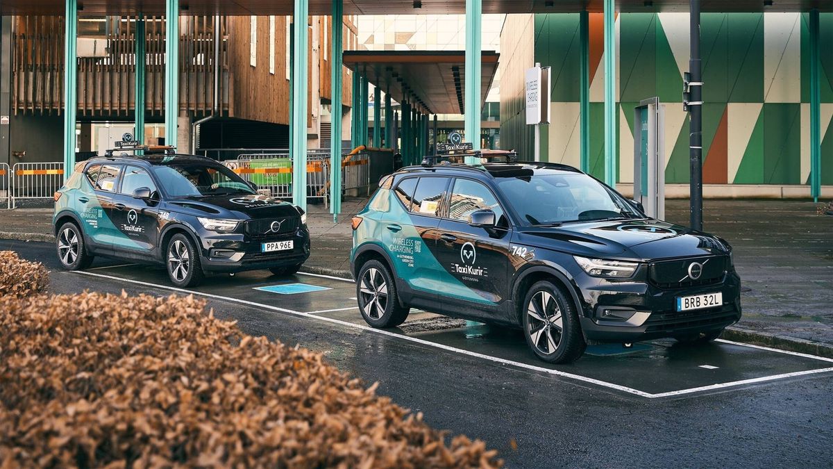 Volvo probará tres años la carga inalámbrica de coches eléctricos con una flota de taxis