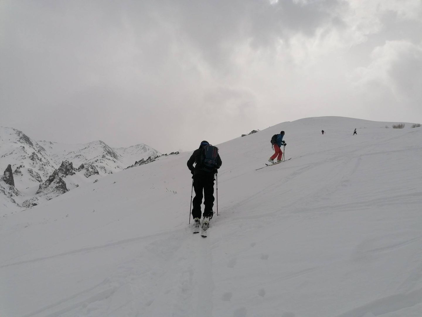 Turistas esquiando en Afganistán. (Untamed borders)