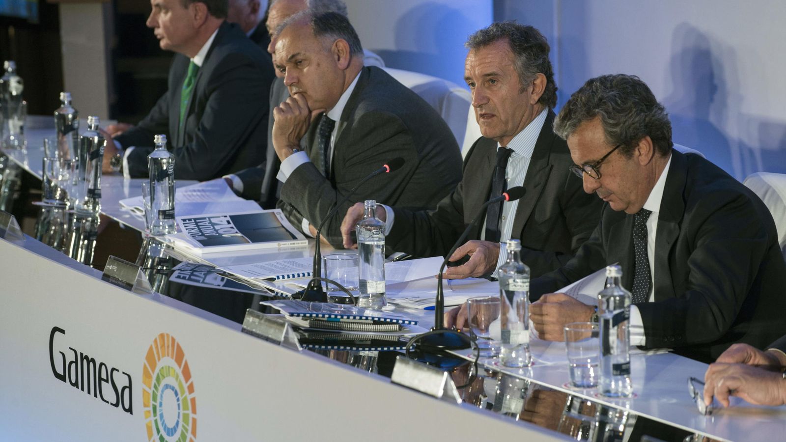 Foto: El presidente de Gamesa, Ignacio Martín (segundo por la derecha), durante su intervención en la Junta General de Accionistas de 2015./EFE