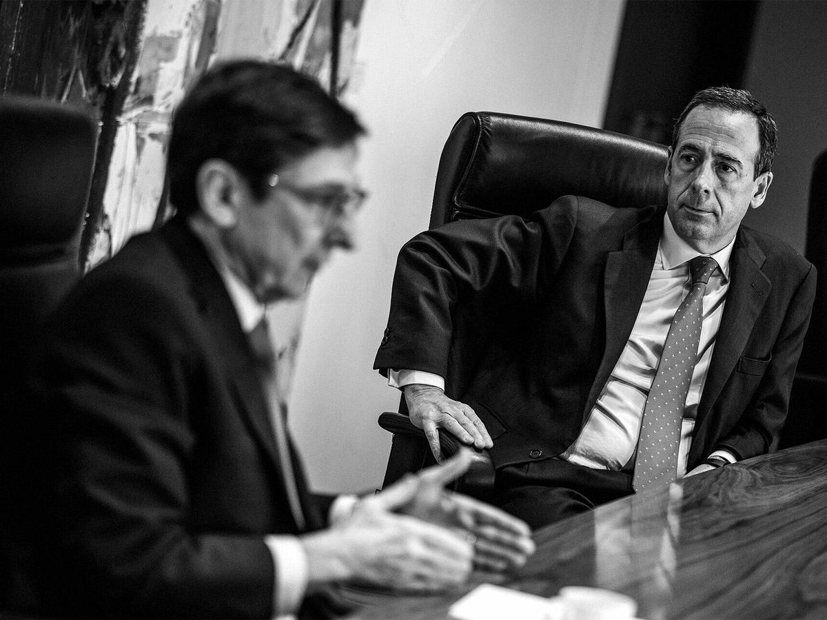 Foto: José Ignacio Goirigolzarri (i) y Gonzalo Gortázar, presidente y CEO de CaixaBank, en una entrevista. (Daniel González)