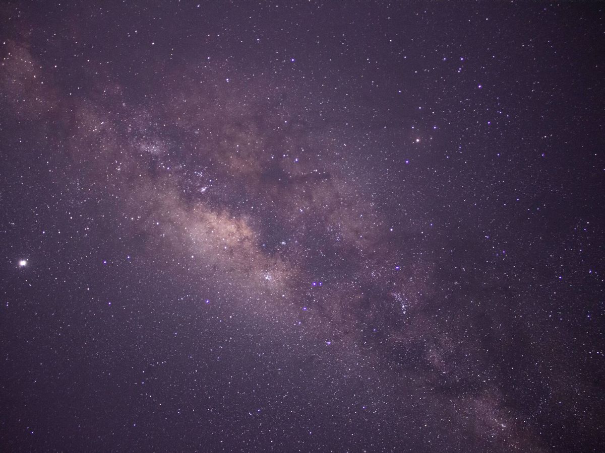 Telescópio James Webb detecta sinal luminoso anômalo em área considerada vazia da constelação de Fornax