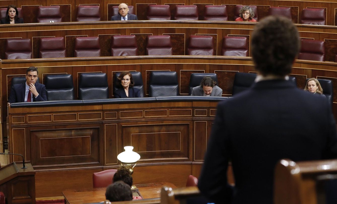 El presidente del Gobierno, Pedro Sánchez, escucha al líder de la oposición, Pablo Casado. (EFE)