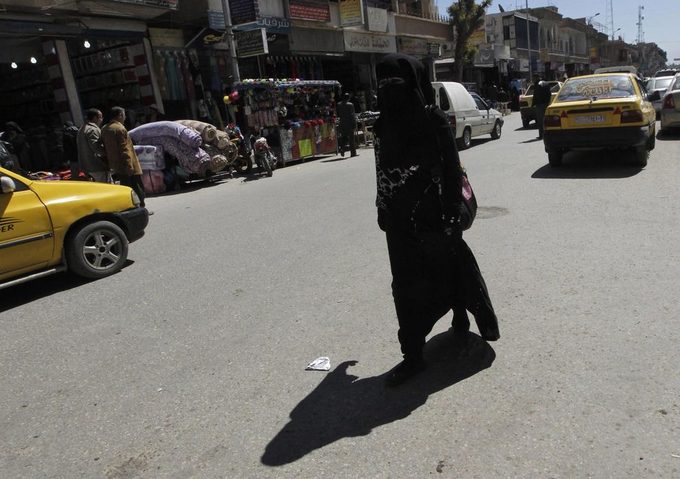 Foto: Una mujer con niqab camina por una calle de Raqqa, capital del autodenominado Estado Islámico, en Siria. (Reuters)