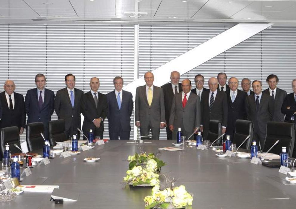 Foto: El rey Juan Carlos posa junto a los miembros del Consejo Empresarial para la Competitividad. (EFE)