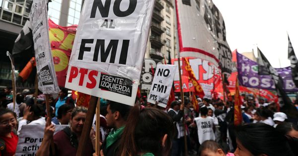 Foto: Una mujer con un cartel que reza 'No al FMI', durante una protesta ante el Congreso en Buenos Aires, el 9 de mayo de 2018. (Reuters)