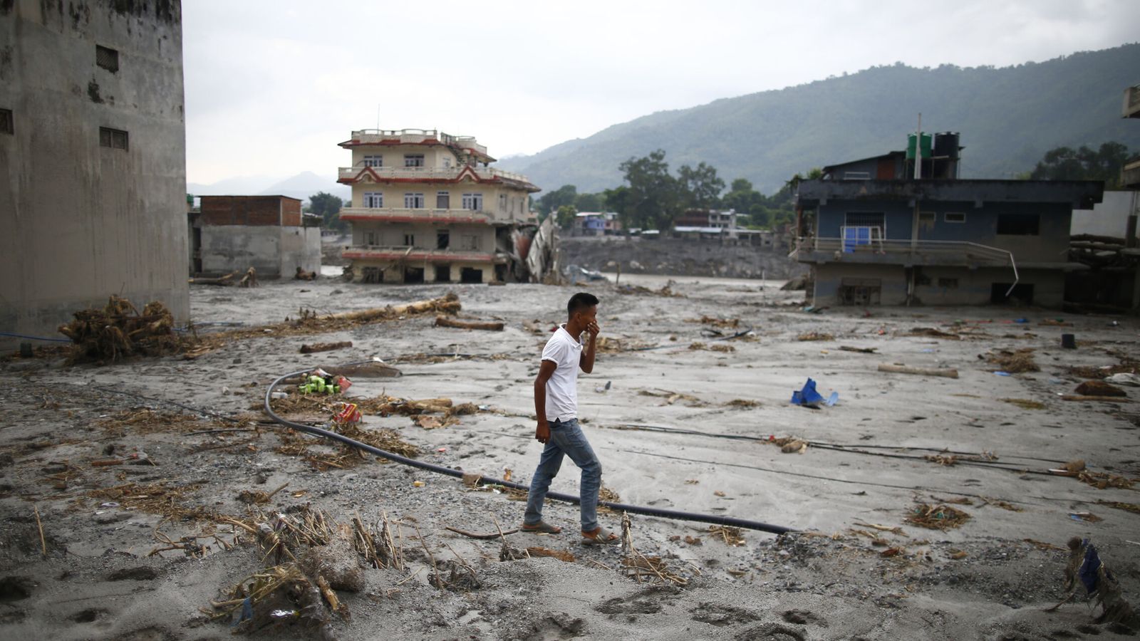 Rescatan con vida a una niña de seis años tras 60 horas atrapada en un hueco en Nepal