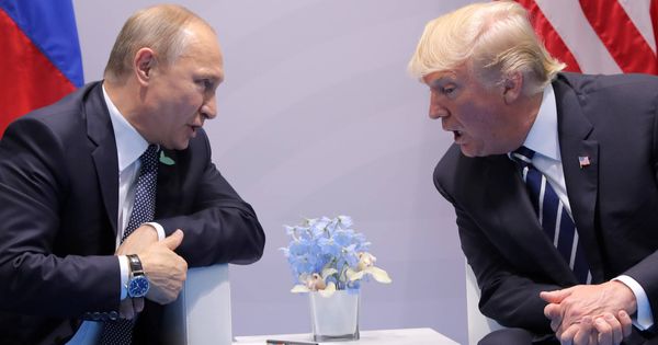 Foto: El presidente de EEUU, Donald Trump, habla con su homólogo ruso, Vladimir Putin, durante una reunión bilateral en la cumbre del G-20, en Hamburgo. (Reuters) 