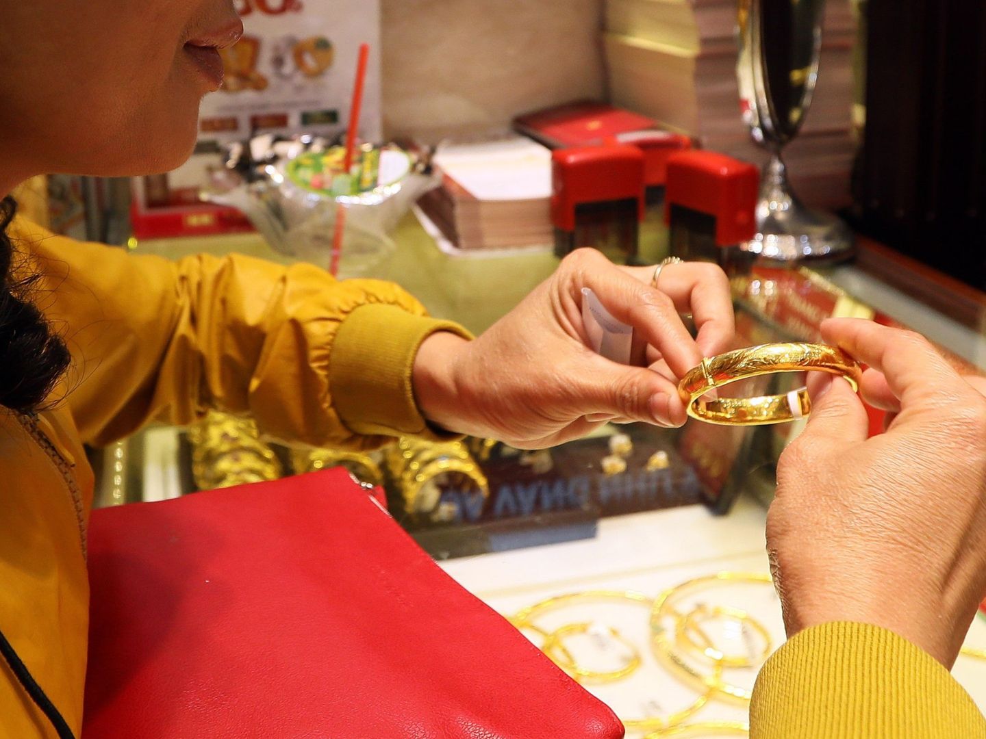 Una mujer compra una pulsera de oro. (EFE)