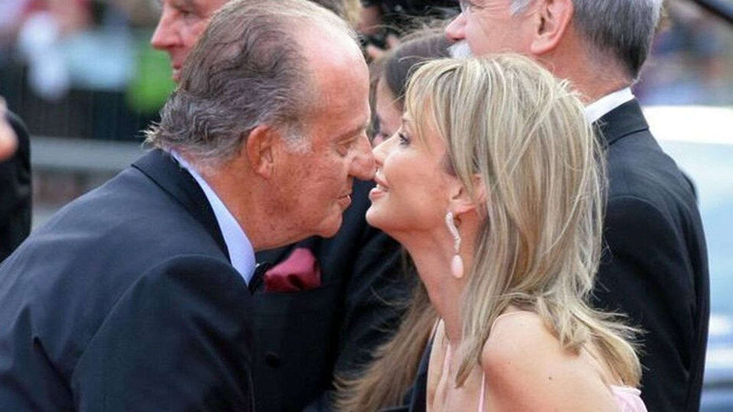 El rey Juan Carlos I saluda a Corinna zu Sayn-Wittgenstein. (EFE)