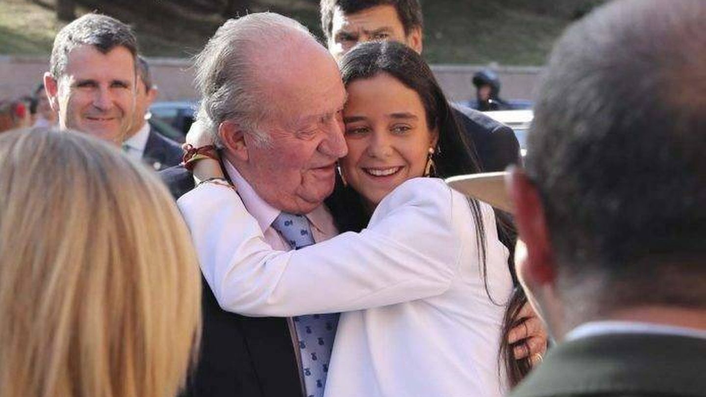 El rey Juan Carlos, con su nieta Victoria Federica. (EFE)