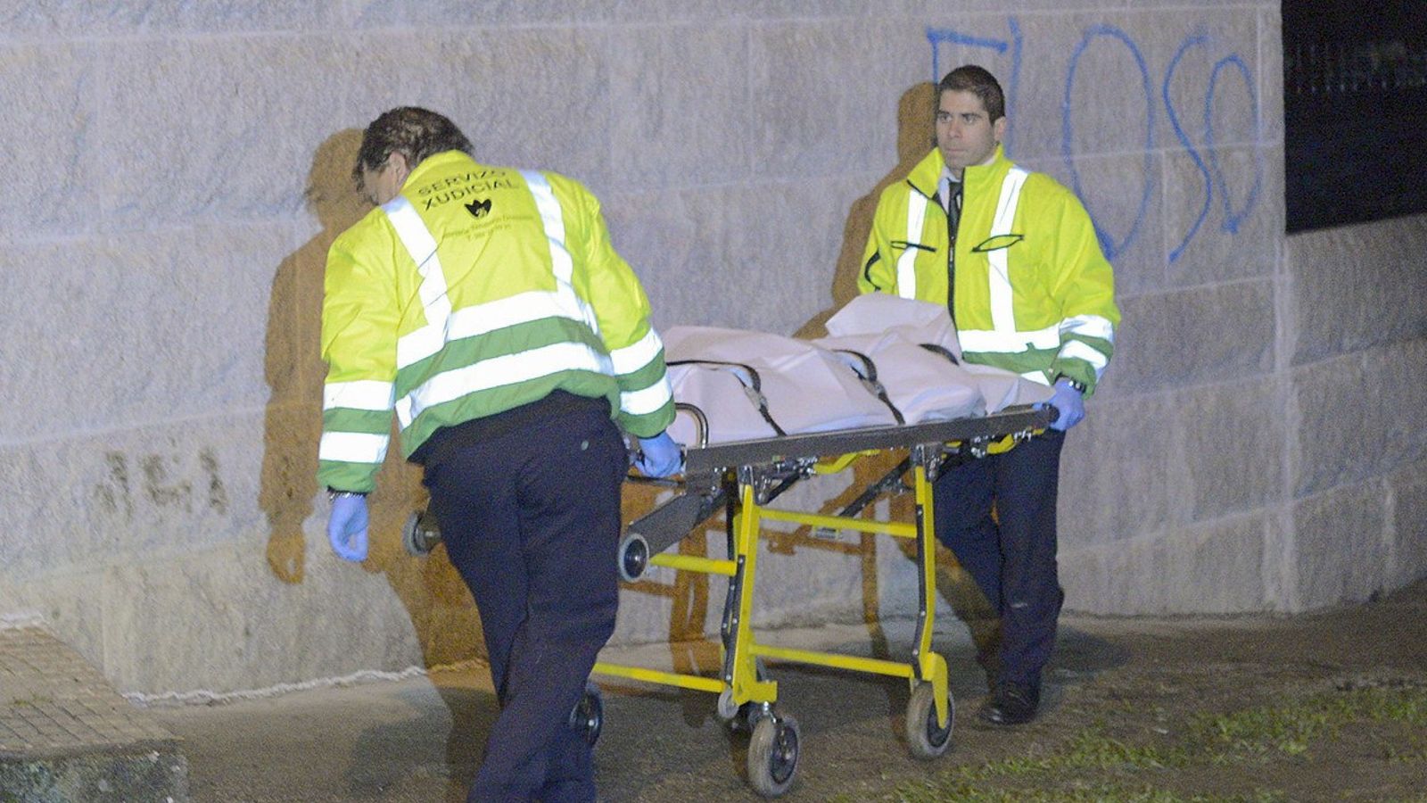 Foto: Los servicios funerarios trasladan el cuerpo sin vida de una mujer hallada muerta en Ourense. (EFE)