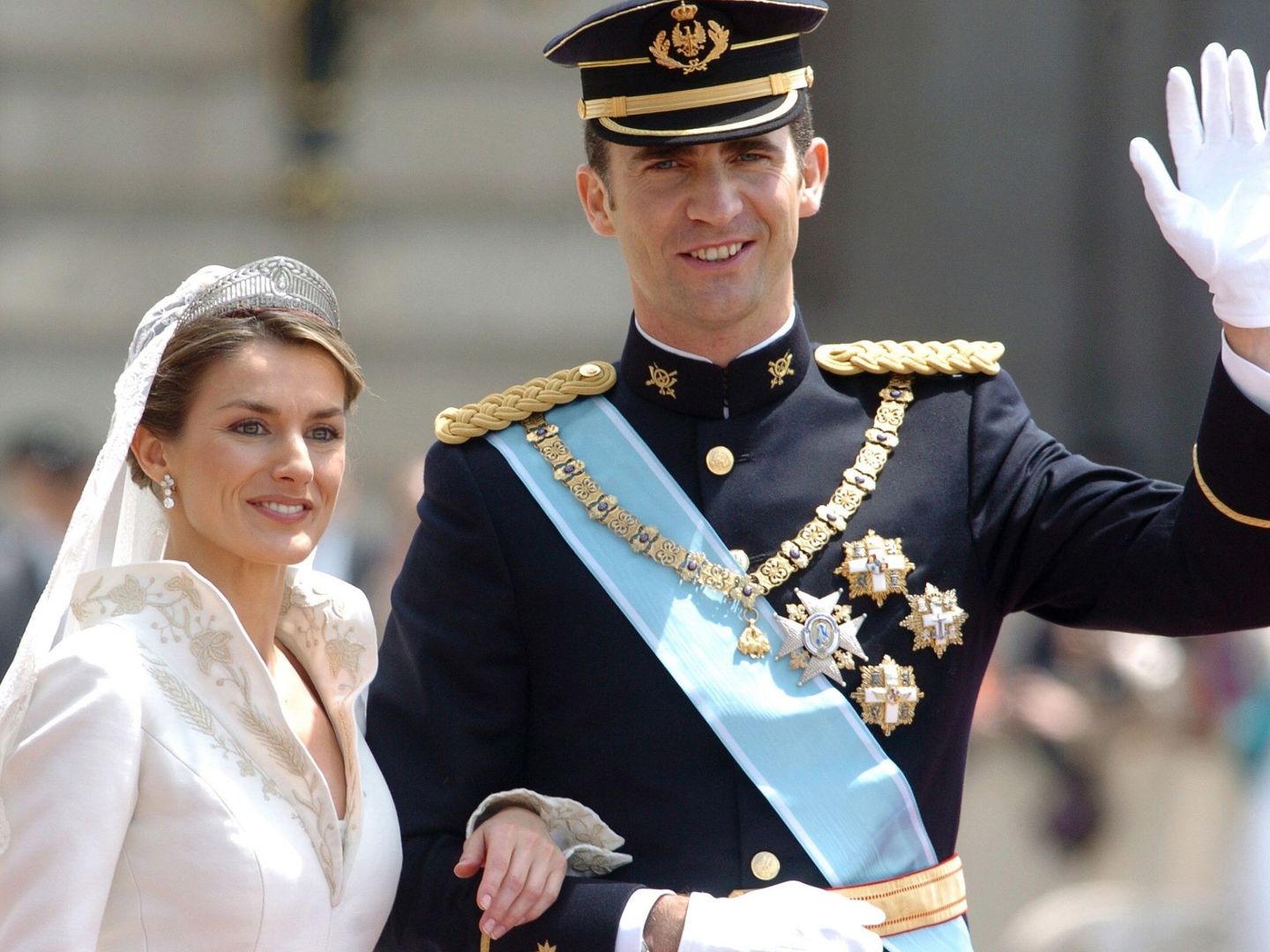 El rey Felipe, entonces Príncipe de Asturias, y la Reina Letizia el día de su boda. (EFE)