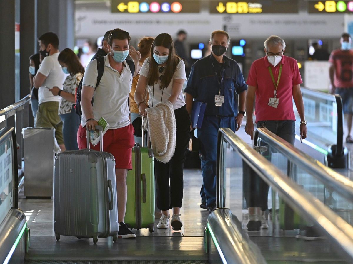 Foto: Turistas en el aeropuerto Adolfo Suárez Madrid Barajas. (EFE/Fernando Villar)