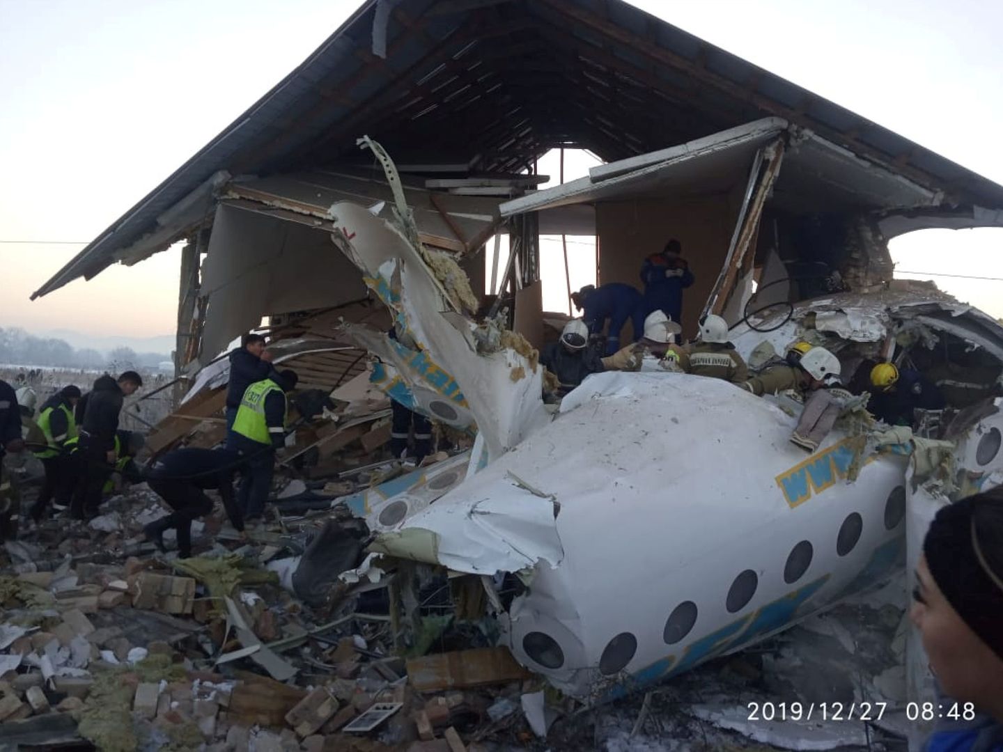 Imagen de los restos del aeroplano siniestrado en Almaty. (Reuters)