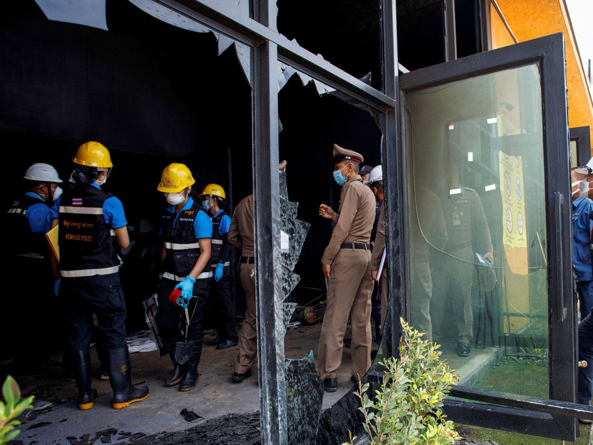 Foto: Policía forense en la puerta de la discoteca Mountain B, en Chonburi (Tailandia). (Reuters/ Tanat Chayaphattharitthee) 
