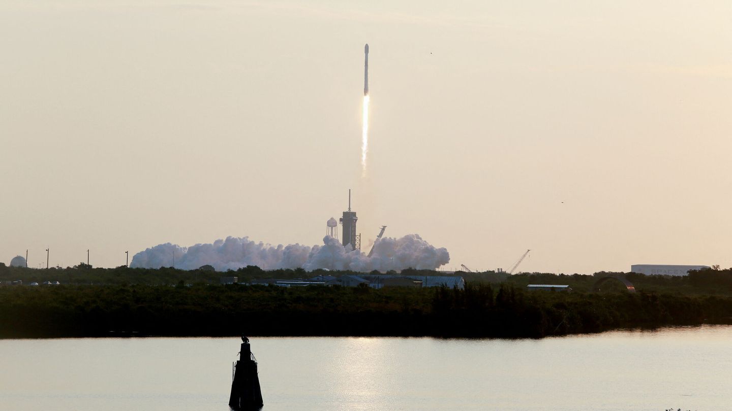 Un cohete Falcon 9 despega con 53 satélites a bordo en Cabo Cañaveral, Florida. (Reuters)
