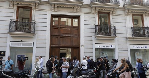 Foto: Periodistas esperan a las puertas de la vivienda del exministro y expresidente de la Generalitat Valenciana, Eduardo Zaplana. (EFE)
