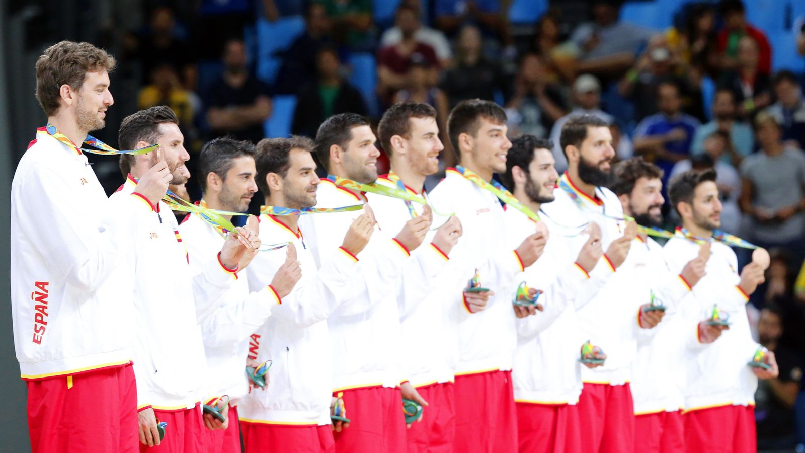 Foto: La selección española de baloncesto sobre el podio (EFE)