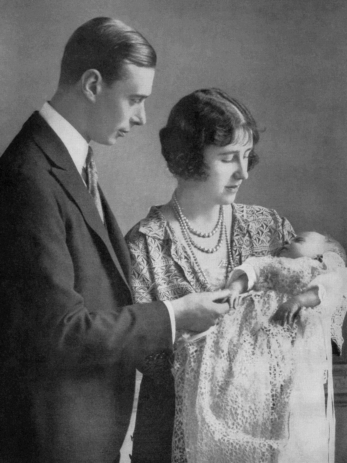 La reina Isabel y el rey Jorge, con su primogénita. (Cordon Press)