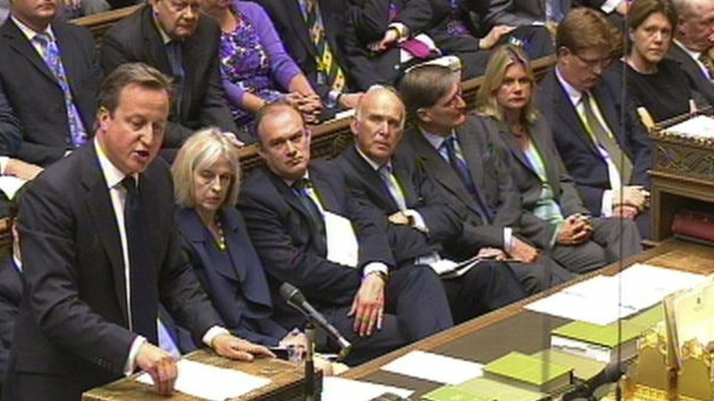 El primer ministro británico, David Cameron (i), interviene durante un debate sobre Siria (EFE)