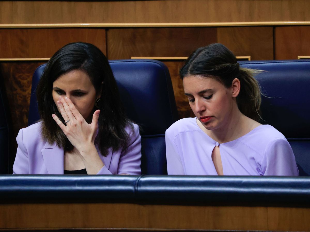 Foto: La ministra de Derechos Sociales, Ione Belarra (i), y su compañera de partido y ministra de Igualdad, Irene Montero. (EFE/Zipi Aragón)
