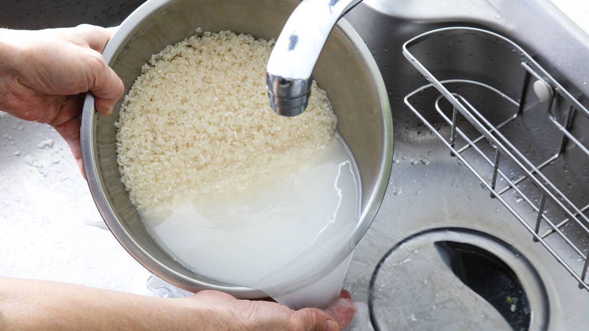 El motivo por el que es realmente importante que laves el arroz (y no es por lo que crees)