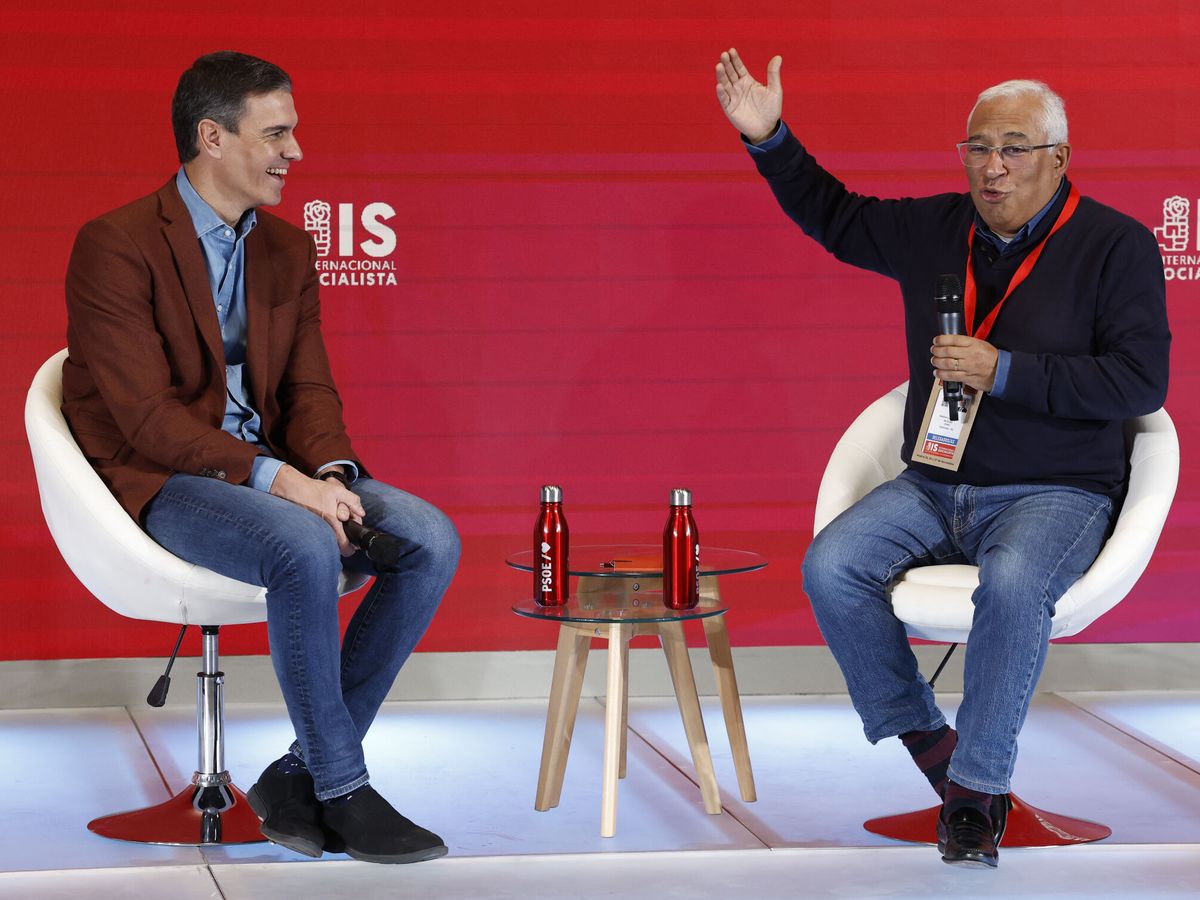 Foto: El presidente del Gobierno, Pedro Sánchez (i), junto al primer ministro de Portugal, Antonio Costa, durante la mesa redonda. (EFE/Chema Moya)