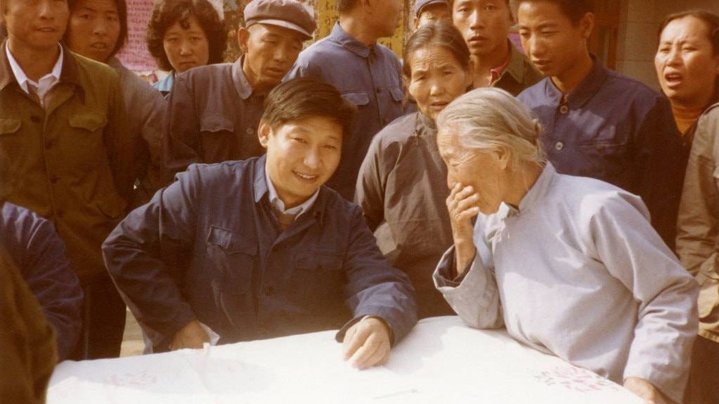 Xi Jinping con ciudadanos locales de Zhengding, Hebei, en 1983. (Xinhua Press)