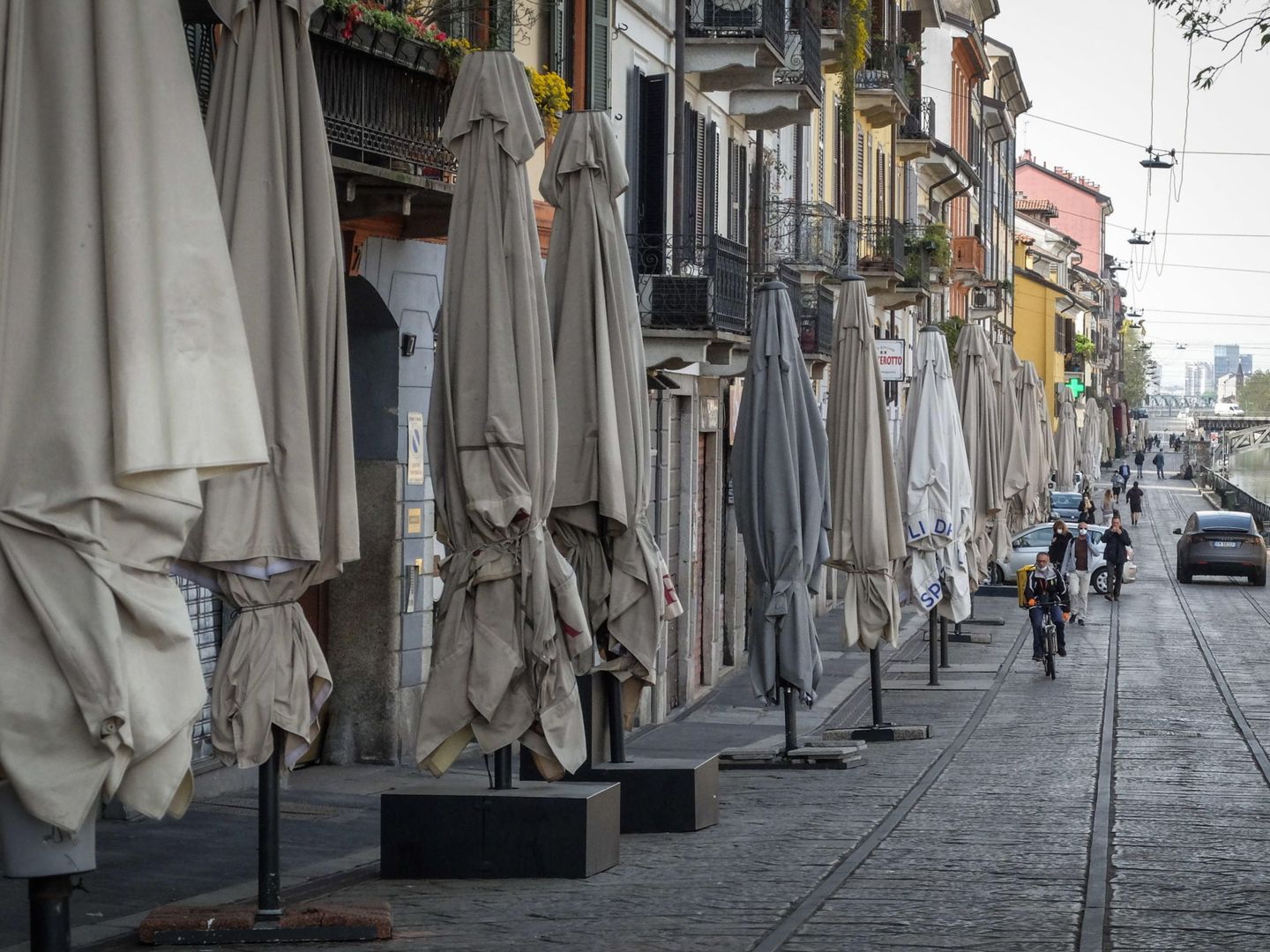 Las calles en Milán están desiertas y las terrazas, recogidas (EFE EPA/Matteo Corner)