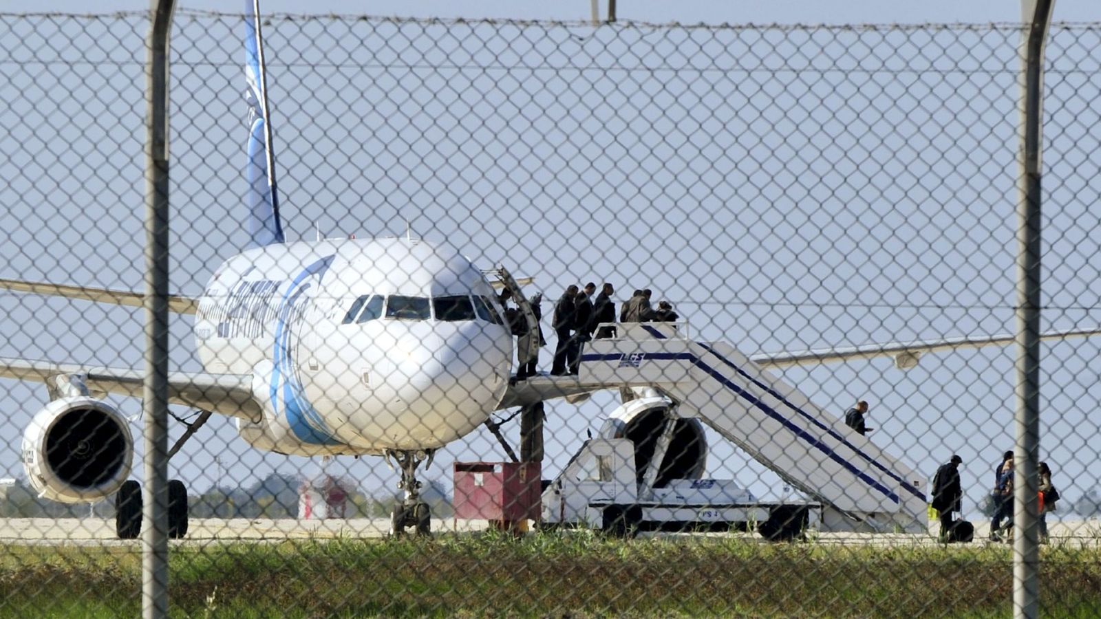 Foto: La mayoría de los pasajeros salen del avión. Solo están retenidos la tripulación y cuatro extranjeros. (Reuters) 