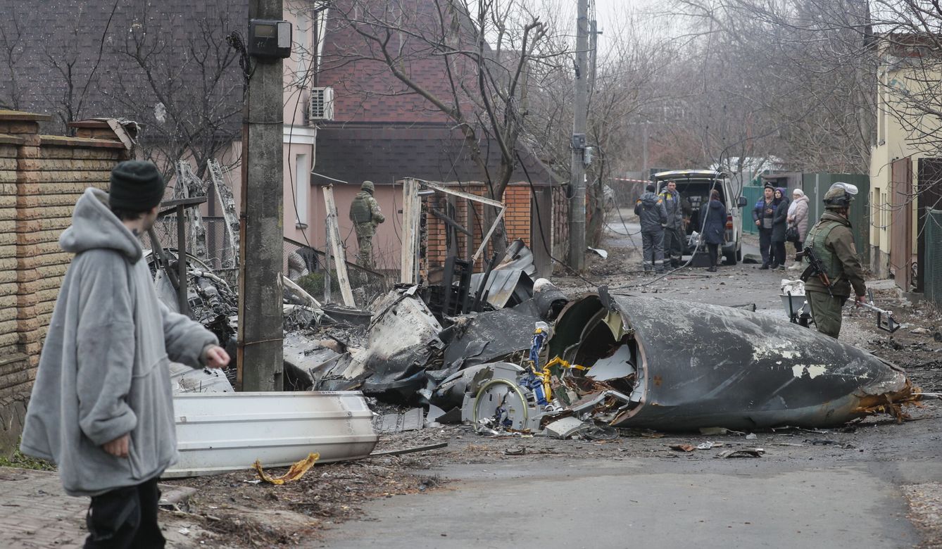 Restos de un avión que se ha estrellado a las afueras de Kiev esta madrugada. (EFE/Sergey Dolzhenko)