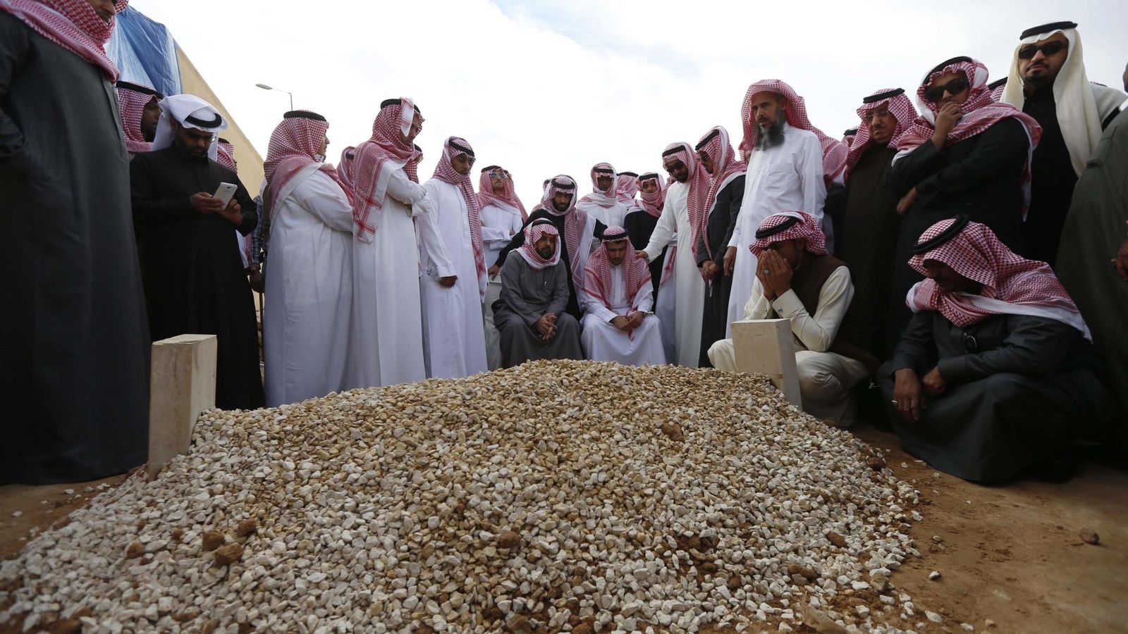 Foto: Saudíes se arremolinan ante la tumba del rey Abdalá, en Riad, tras la muerte del monarca, el 23 de enero de 2015. (Reuters)