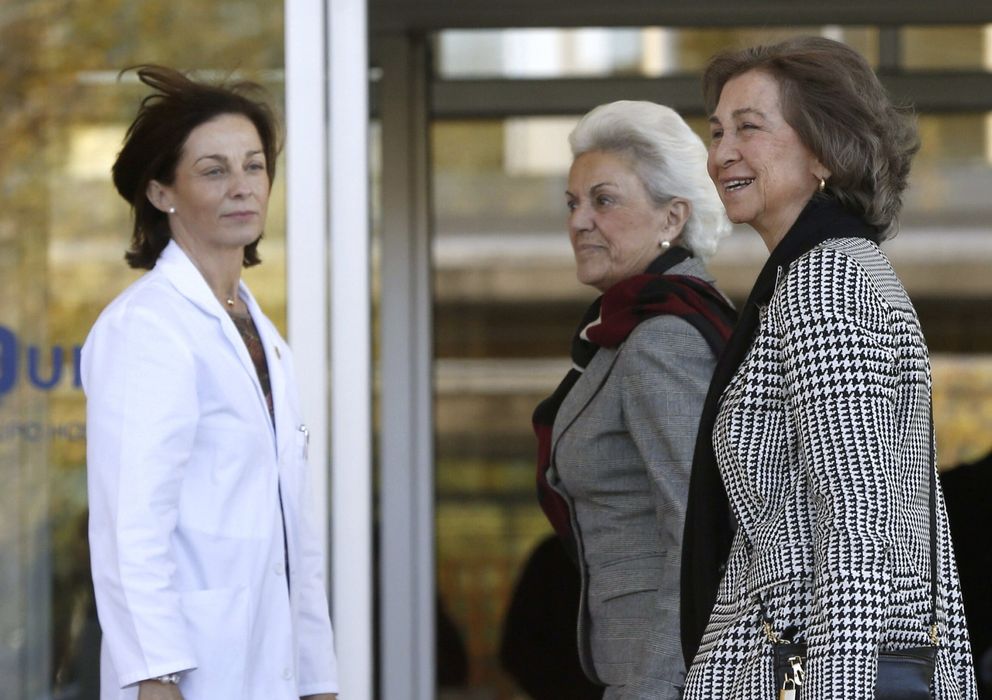 Foto: La Reina Sofía, a su llegada al hospital el jueves (efe)