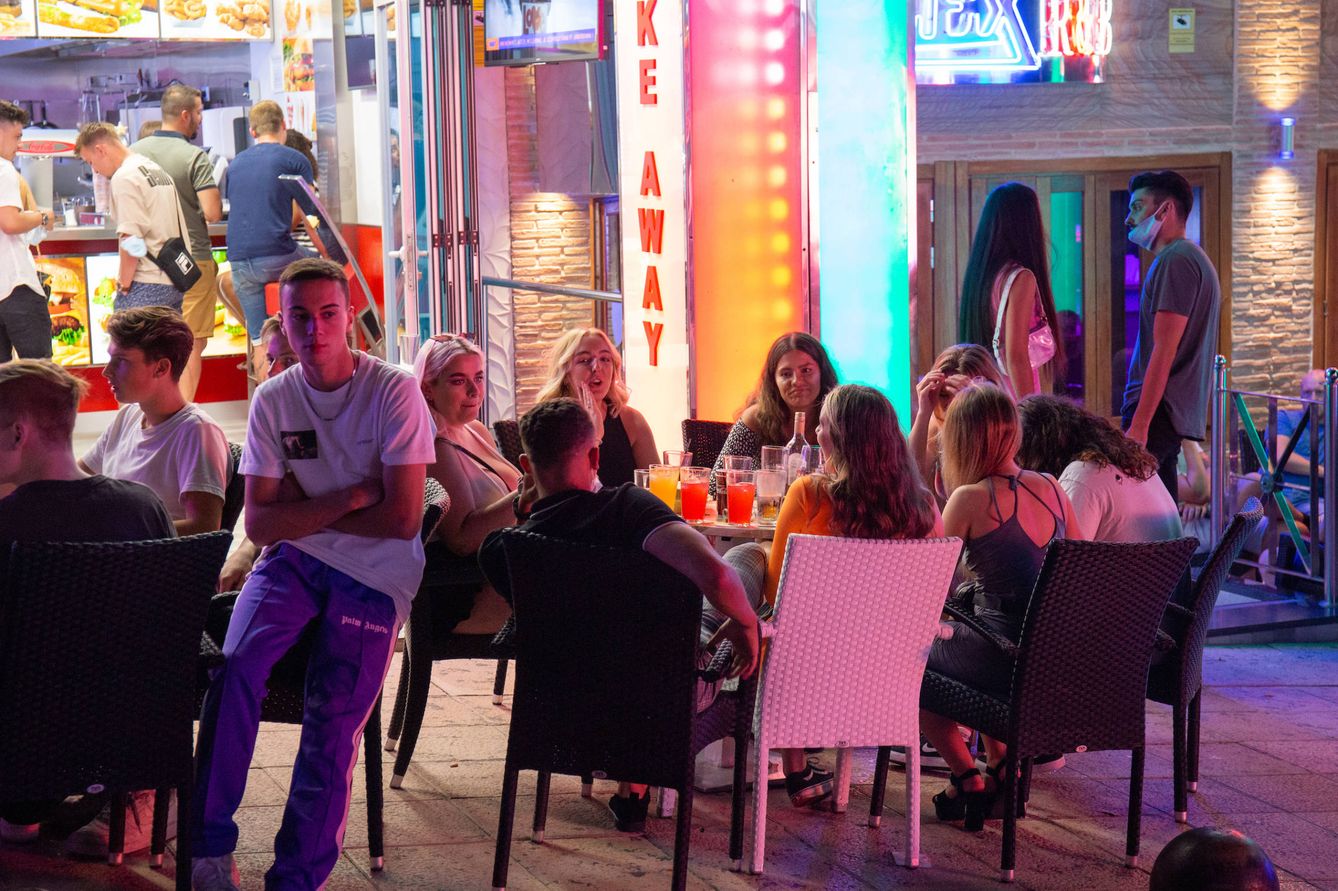 Turistas británicos, sentados en los pocos bares abiertos en Punta Ballena. (D. B.)