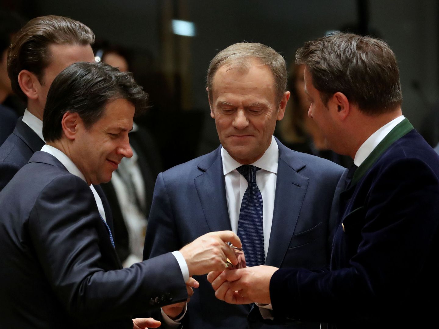 Líderes europeos charlan durante un Consejo Europeo. (Reuters)