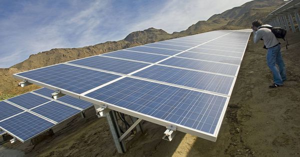 Foto: Un fotógrafo toma unas imágenes de las placas de una planta solar fotovoltaica. (EFE) 