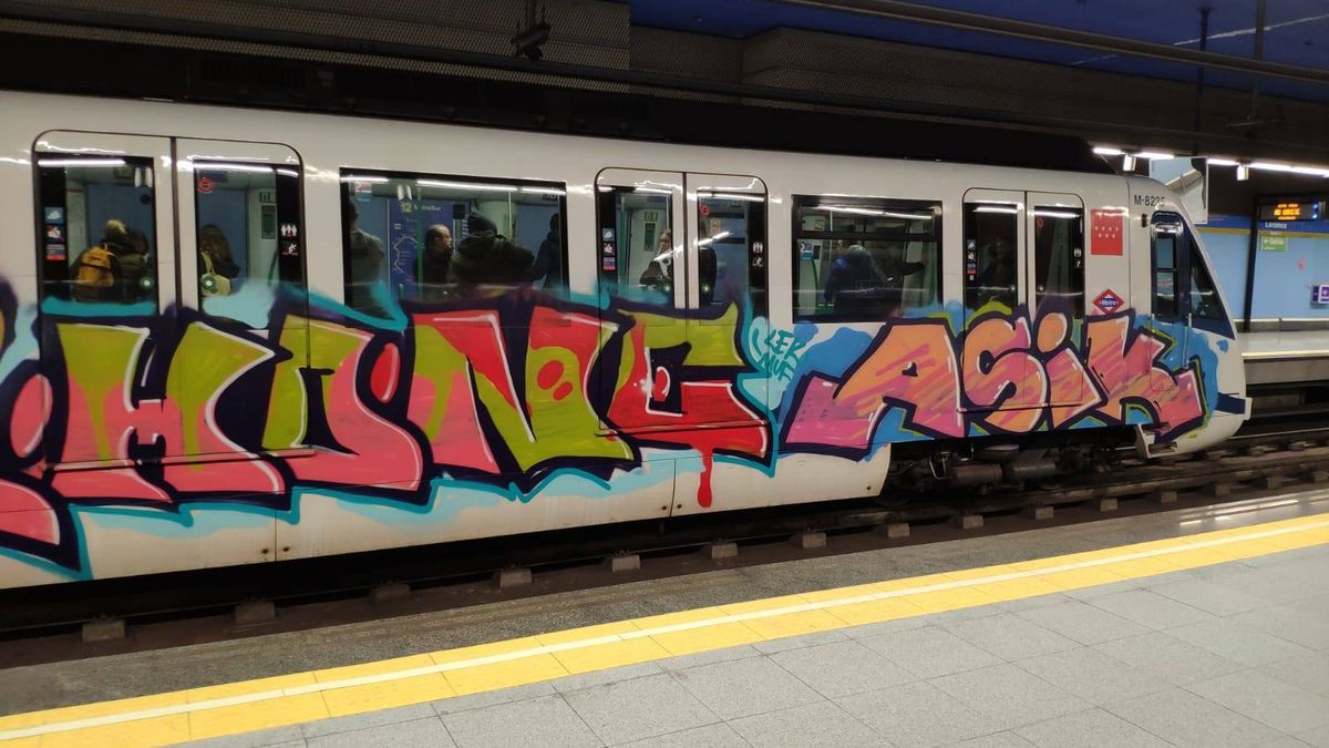 Asalto nocturno a la estación fantasma de la Línea 12: todos los trenes, pintados de grafitis