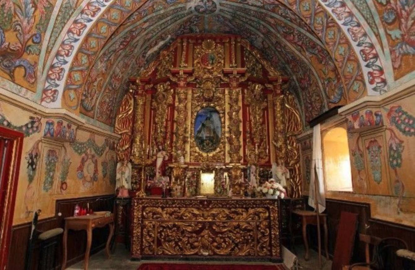 Retablo y virgen de Valvanera en la ermita de La Monjía. (Idealista)