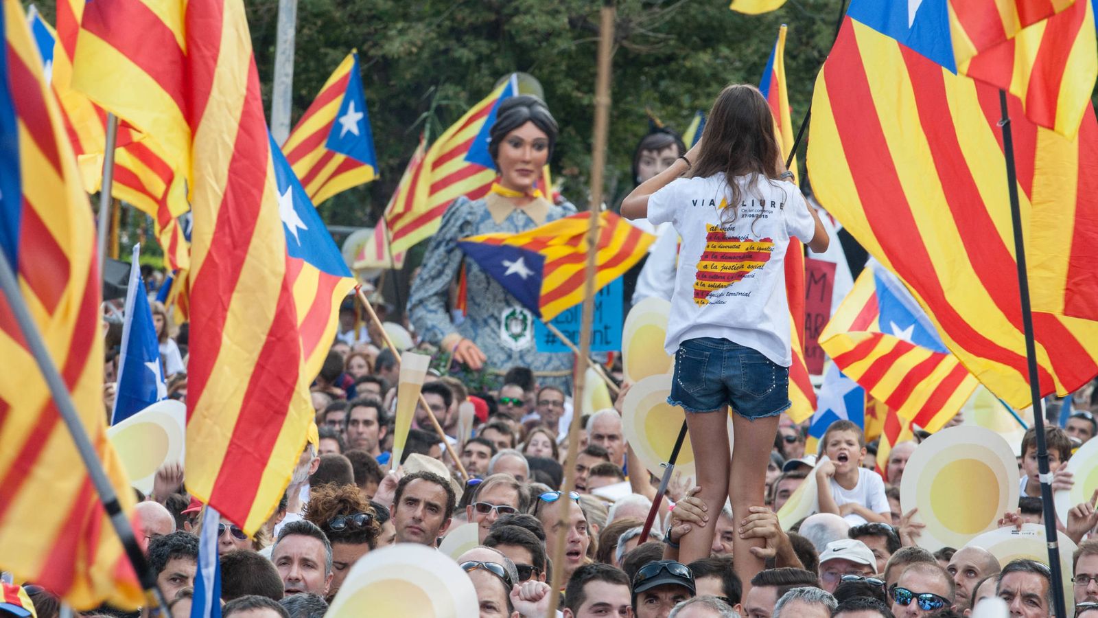 Foto: Jóvenes, mayores y gigantes clamaron al unísono por la independencia de Cataluña en Berga. (D.B.)