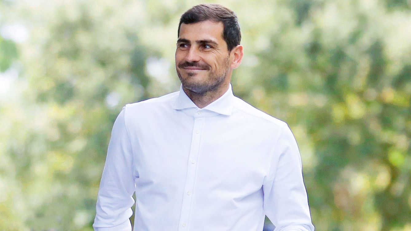 Un chat, baches y un desmentido: hablamos con el entorno de Iker Casillas