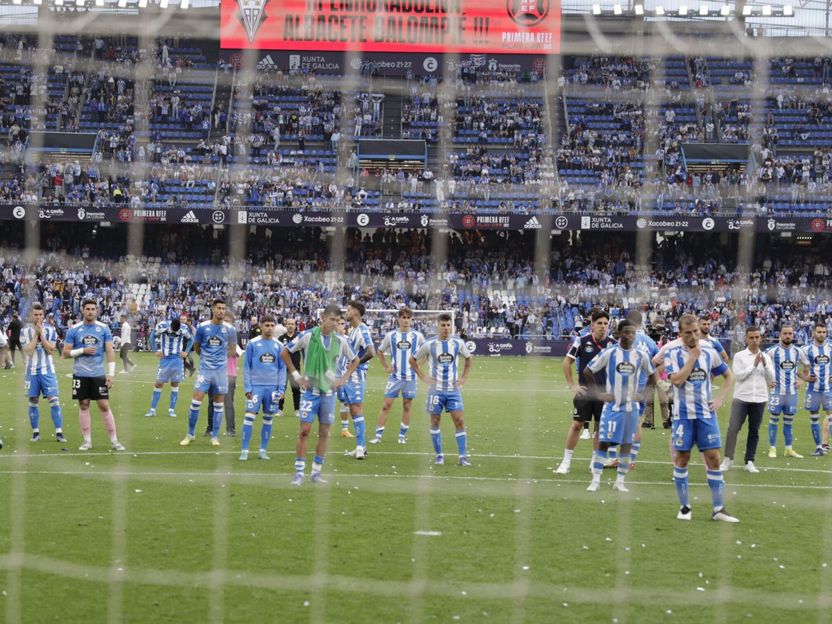 Foto: Los jugadores del Deportivo, aturdidos tras perder el ascenso ante el Albacete en Riazor. (EFE/Cabalar)