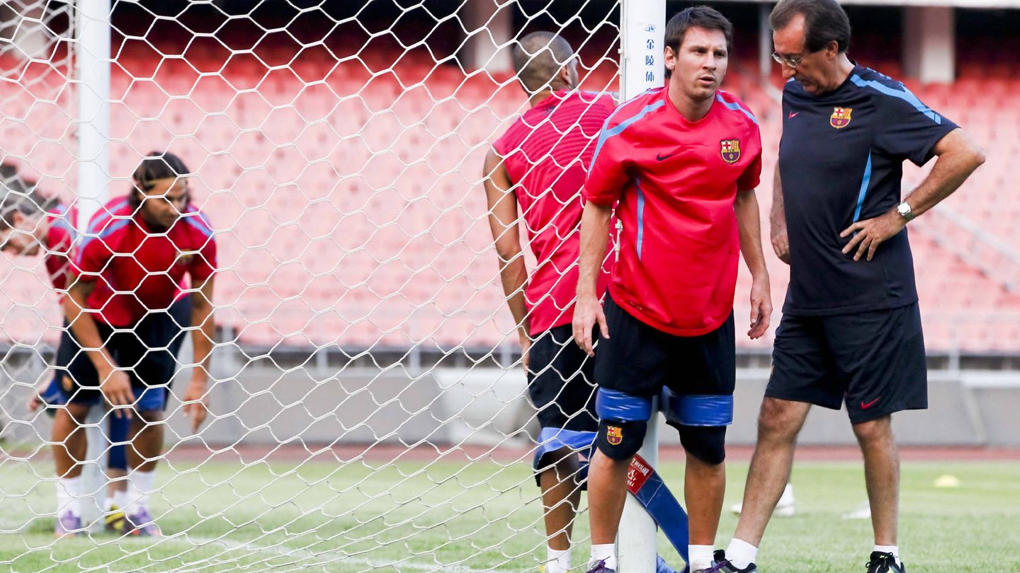 Paco Seirul.lo, junto a Leo Messi en un entrenamiento. (EFE/Diego Azubel)