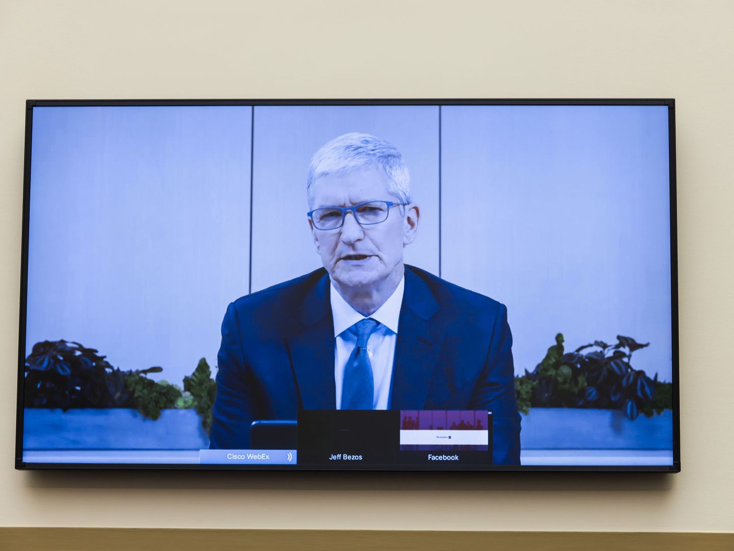El CEO de Apple, Tim Cook, en su declaración ante los reguladores. (Reuters)
