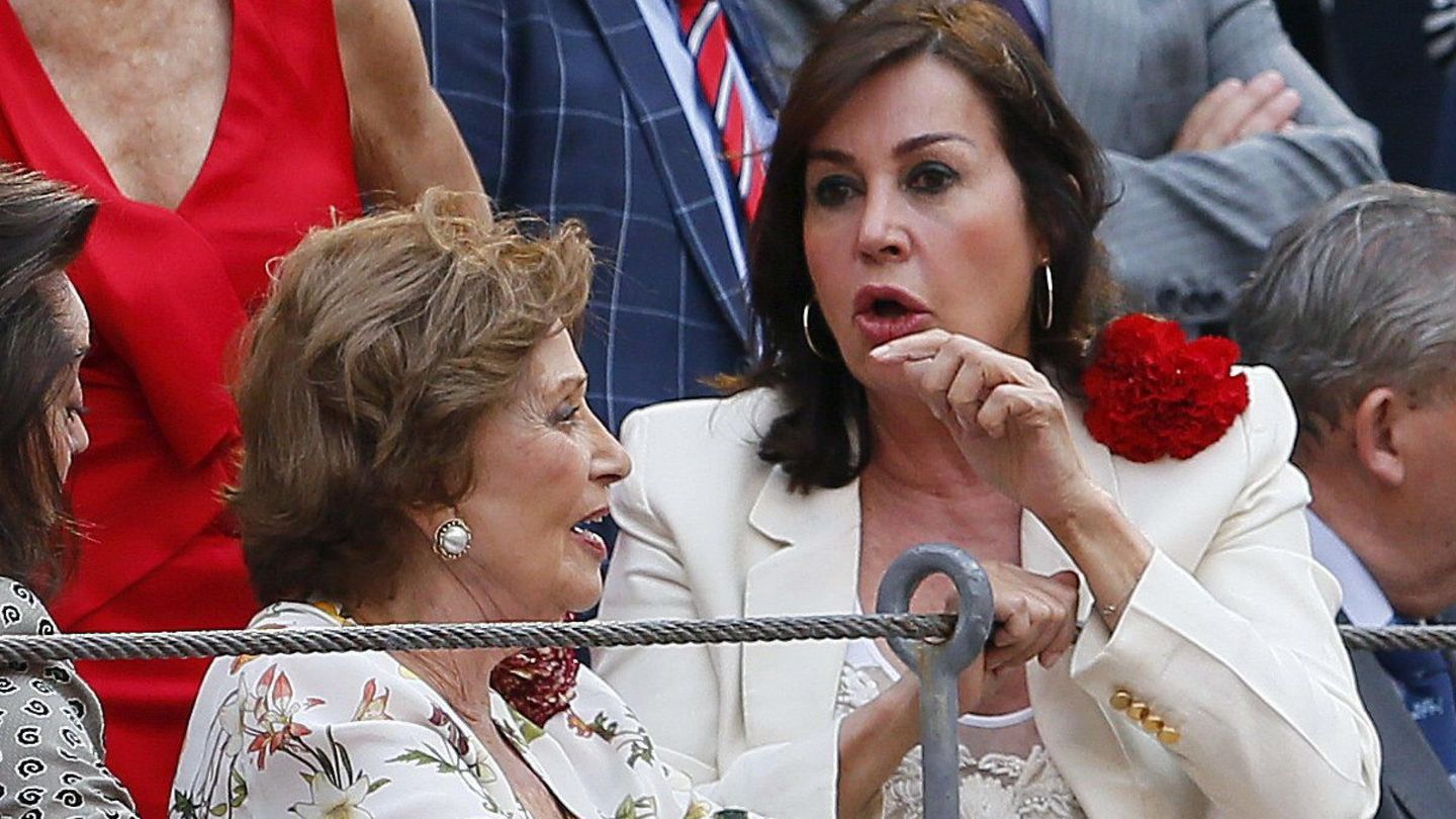 Carmen Franco y Carmen Martínez-Bordiú, en Las Ventas. (EFE) 