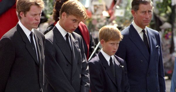 Foto: Carlos de Inglaterra, con sus hijos y cuñado en el funeral de Lady Di. (EFE)